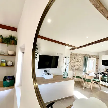 Old - 1 Bedroom - 4 People Apartment
