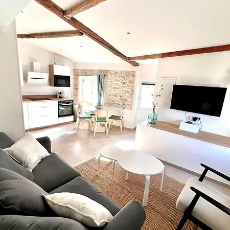 Old - 1 Bedroom - 4 People * Antibes